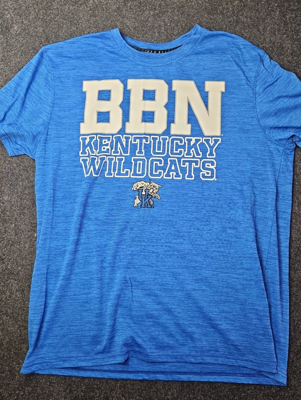 Kentucky Wildcats M T-shirt Missing Size Tag